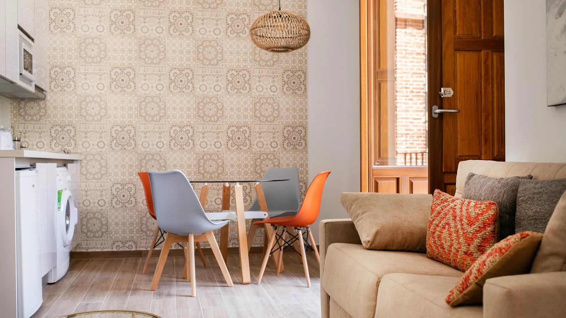 Feelathome Martires Apartments contacts